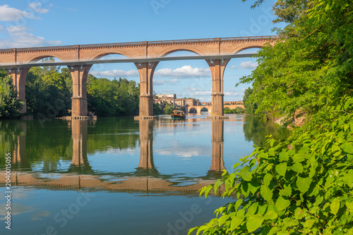 Le viaduc ferroviaire qui enjambe la rivière le Tarn dans la ville d'Albi
