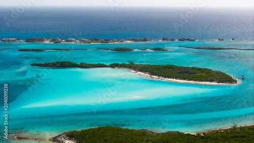 Foto Aerial view of tropical islands and turquoise water in the Bahamas, pristine sandbars and coral reefs in Caribbean sea, luxury travel vacation concept