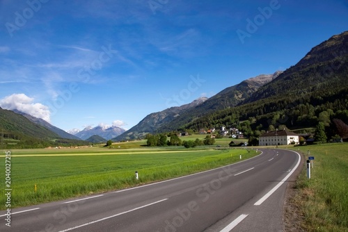 Tableau sur toile road in the countryside of the Austrian region of Carinthia leading towards the