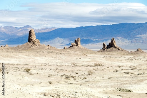 Obraz na płótnie Distant tufa formations across pale desert floor at Trona Pinnacles