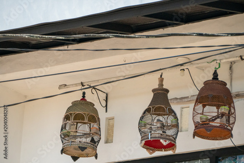 Foto These cages are hung from the roof or hanging brackets