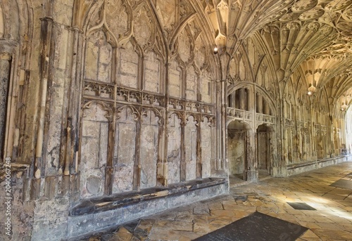 Tableau sur toile A historic stone cloister features detailed Gothic archways and intricate ribbed