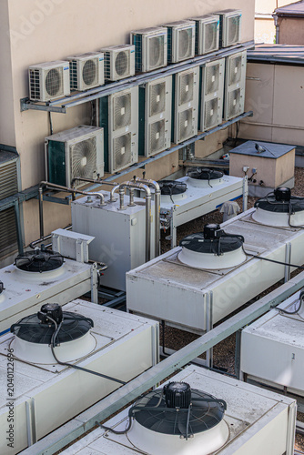 Fotografie Row of Air Conditioning Rooftop Units and HVAC Condensers on Commercial Building