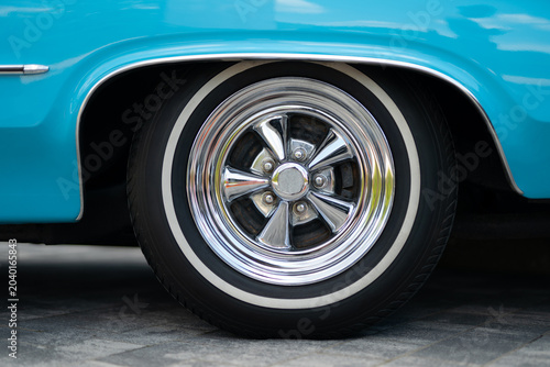 Valokuva Close-up of a classic car chrome wheel with whitewall tire
