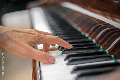 Billede på lærred Play left-handed piano chords. Music lessons