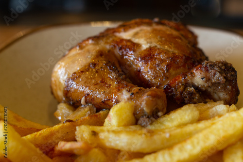 Pollo a la Brasa, plato típico de la gastronomía peruana, en base a pollo asado al carbón, patatas fritas y ensalada