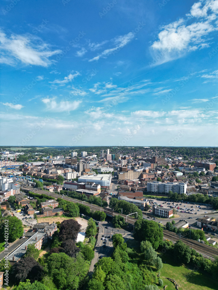 Obraz premium High Angle View of Residential District at Luton City During Hot Sunny Summer Day. Drone Flight Above Urban City Streets and Homes Over British City and Town of England United Kingdom.