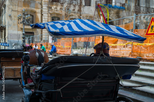 Cuadro en lienzo Horse carriage waiting for passengers