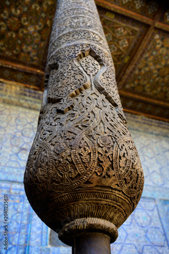 Foto Intricate Carved Wooden Pillar Detail in the Kurnysh Khan Palace Aiwan Loggia in