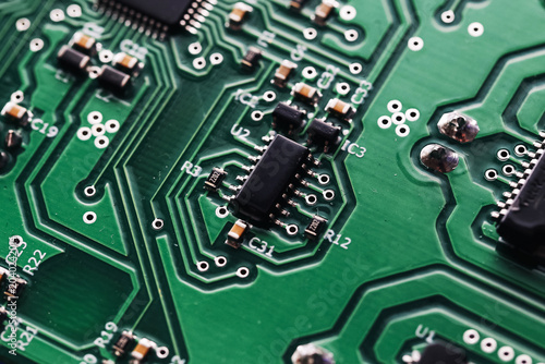 Tableau sur toile Electronic components mounted on green circuit board