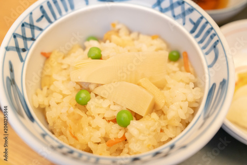 Foto 筍ご飯が盛られた和食の茶碗