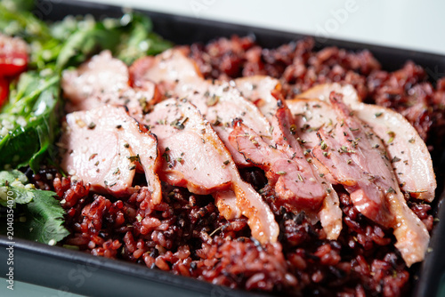 Fotografi Lunch box containing duck meat