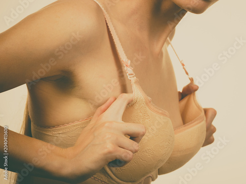 Foto Woman wearing too big bra