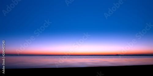 琵琶湖の夜明けと静かな水面の風景