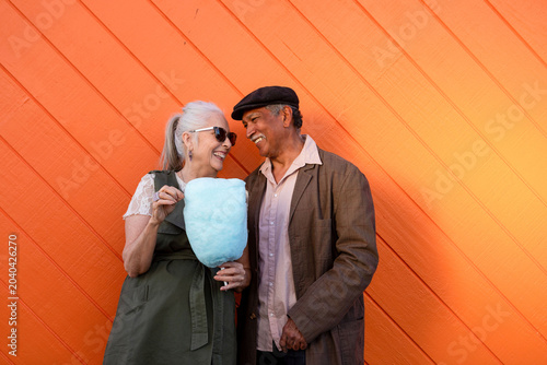 Tableau sur toile Happy couple enjoying cotton candy
