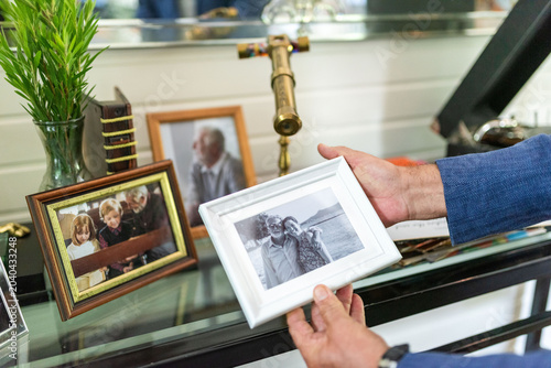 Canvastavla Cherished memories in framed photographs.