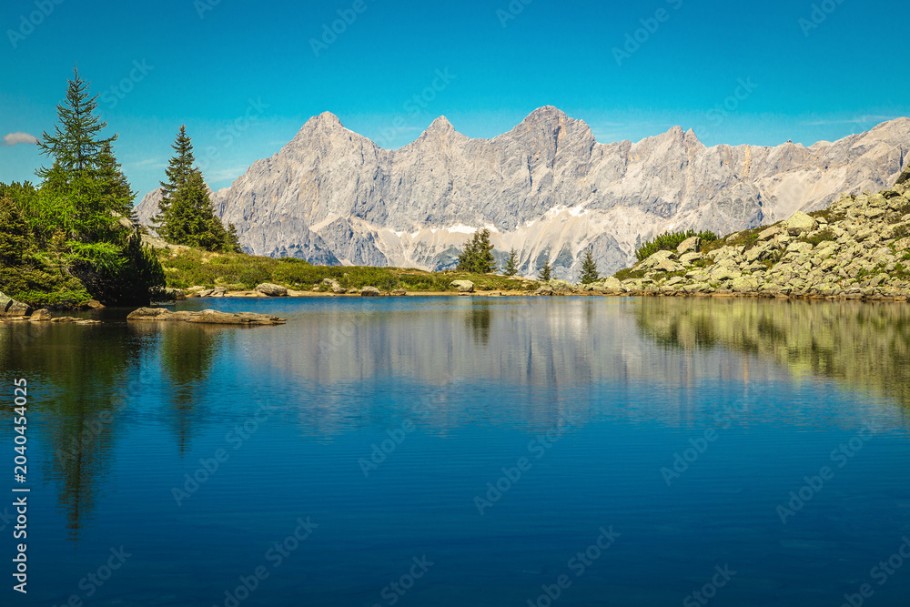 Obraz premium Famous alpine lake and spectacular mountain ridges in Austria