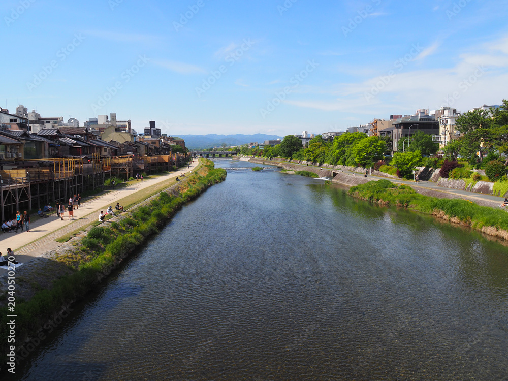 Obraz premium 新緑の京都 四条大橋から北方面の風景