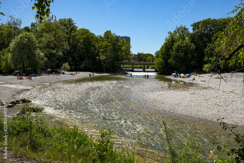 Foto The Flaucher, a sprawling, unspoiled stretch of the Isar on a sunny summer day in Munich