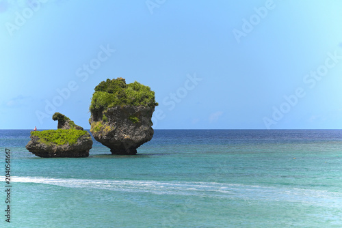 Foto 沖縄の海に浮かぶユニークな奇岩とエメラルドグリーンの絶景