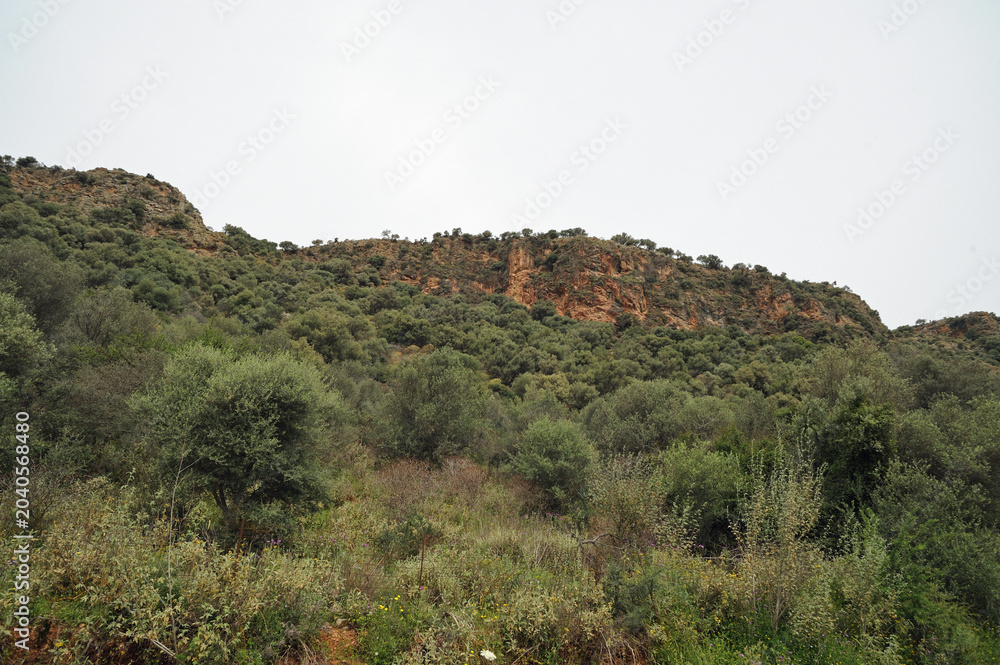 Fototapeta premium Le promontoire d'Aptera vu depuis la vallée du Kyliaris près de Kalyves dans la province de La Canée en Crète