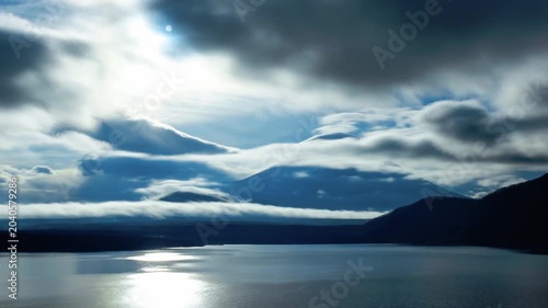 富士山と流れる雲（タイムラプス・ズームアウト）　山梨県本栖湖にて