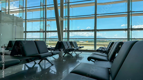 Foto Modern Airport Terminal Waiting Area With Empty Departure Lounge Seats And Large