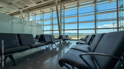 Schilderij op canvas Modern Airport Terminal Waiting Area With Empty Departure Lounge Seats And Large