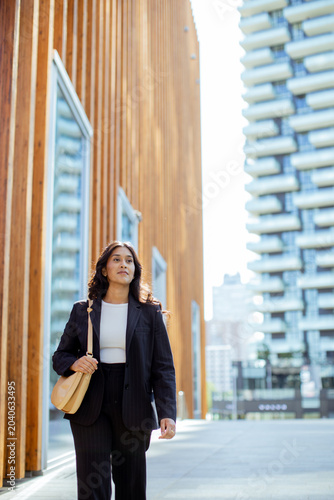 Businesswoman walks in urba...