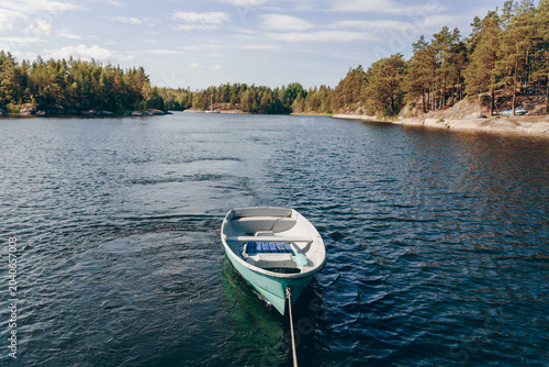 Foto Large ship pulls wooden rescue boat on rope across Lake Ladoga in Karelia