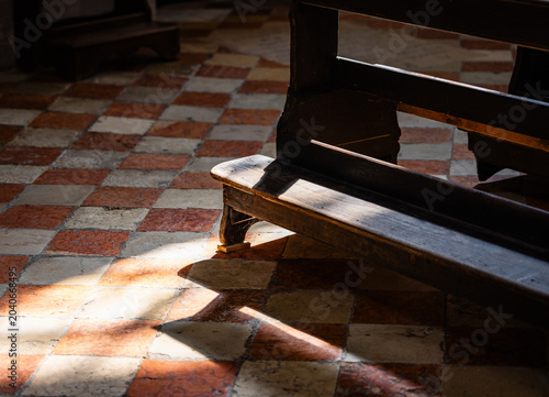 Obraz na płótnie Licht und Schatten – Stille in einer alten Kirche