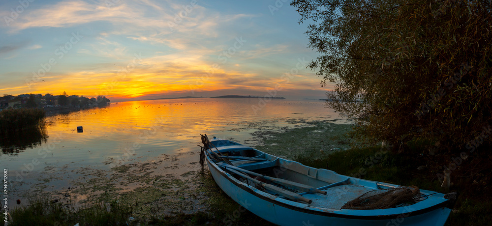 Obraz premium Lake Eber, located within the borders of Afyonkarahisar, is the 12th largest lake in Türkiye. Its deepest point is 21 meters.