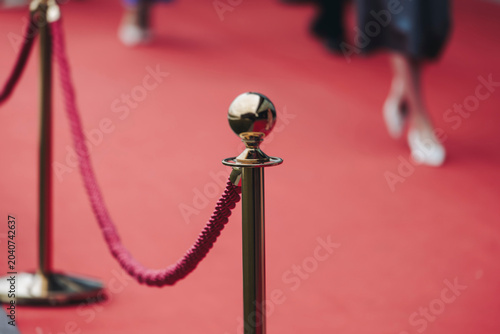Foto Red carpet on a movie premiere, cinema film festival event, ropes and golden bar