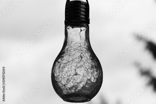 Lampe in Form einer Glühbirne mit Muster im Glas