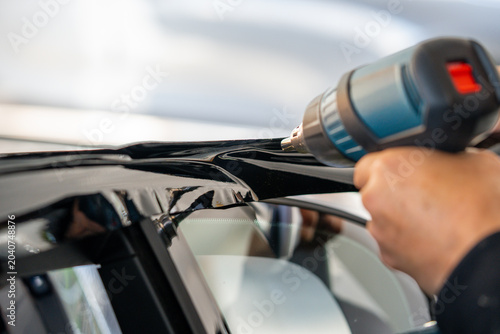 Foto A car wrapping specialist applies a polyurethane film to the car