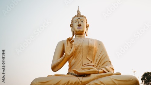 Foto Golden buddha statue in chiang mai, thailand representing peace and enlightenmen