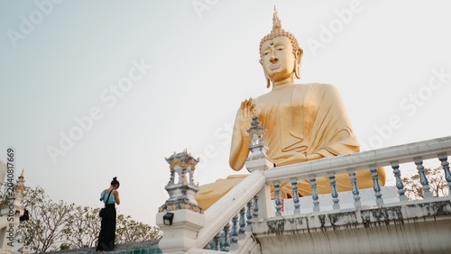 Cuadro en lienzo Golden buddha statue at thai temple