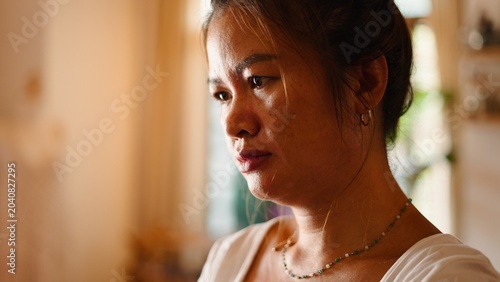 Foto Woman concentrating on macrame, working with focus and dedication