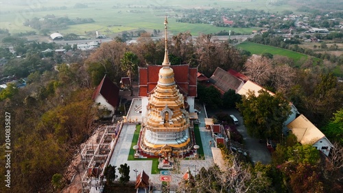 Tableau sur toile Golden chedi at wat phra that doi kham temple overlooking chiang mai valley