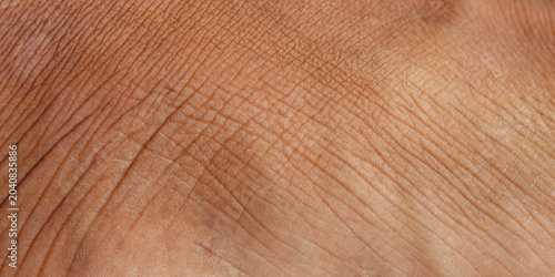 Foto the texture of the skin on the feet of men with brown skin, with lines and wrink