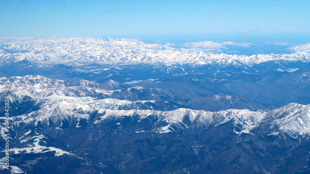 Fototapeta premium Survol de la chaine des Pyrénées en hiver couverte de neige