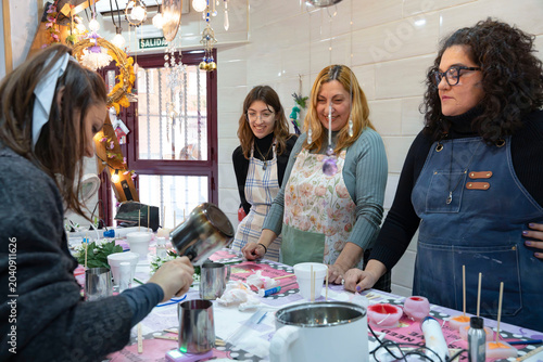 Foto Women learning craft during candle making workshop