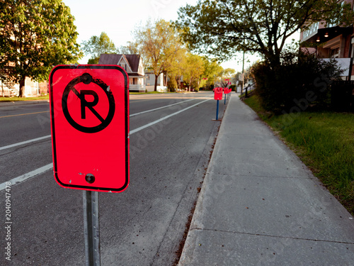 Panneaux de signalisation interdisant le stationnement sur la voie publique. Règles de stationnement interdit.	