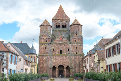 Fotografía West facade of the former abbey church in the main street of Marmoutier in Franc