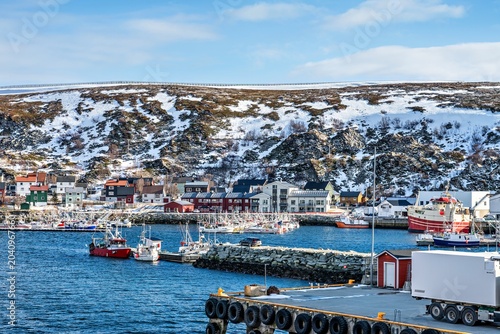 Tableau sur toile Kjollefjord harbor shows boats docked in the harbor with buildings nearby