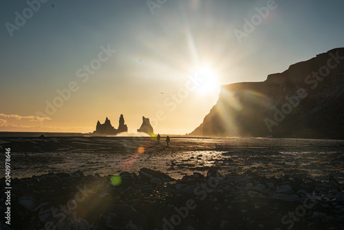 Foto Reynisfjall Sea Cliffs, Víkurfjara Black Sand Beach at Sunset, Vik, Iceland