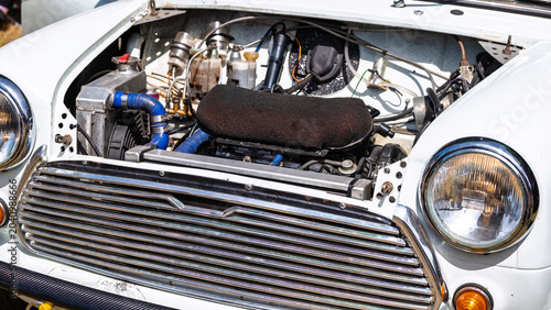 Foto Classic Mini car engine bay open hood showing engine parts