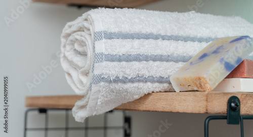 Foto Detalle de baño minimalista con toalla blanca y jabón artesanal