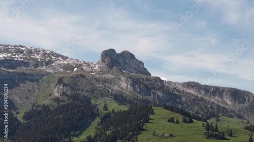 Vue aérienne de la Tour d'Aï dans les Alpes vaudoise