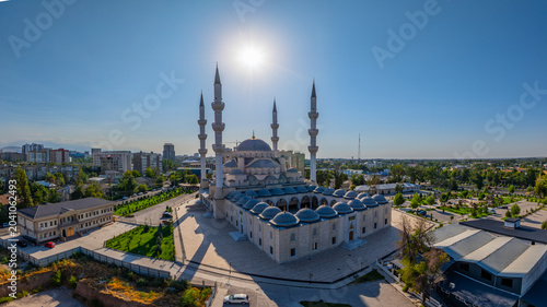 Foto Aerial View of Ornate Mosque of Imam Sarakhsi with Domes and Minarets in Kyrgyzs